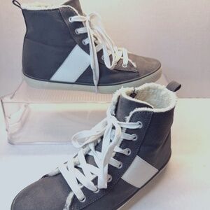 Gap Kids Size 5 Sherpa lined Hightop faux suede Sneakers with Side Zip